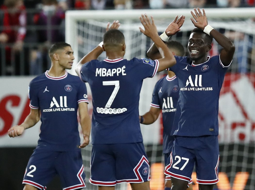 Fotbalisté PSG slaví jeden z gólů do sítě Brestu