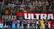 Fotbalisté PSG slaví vítězství v Brestu se svými fanoušky
