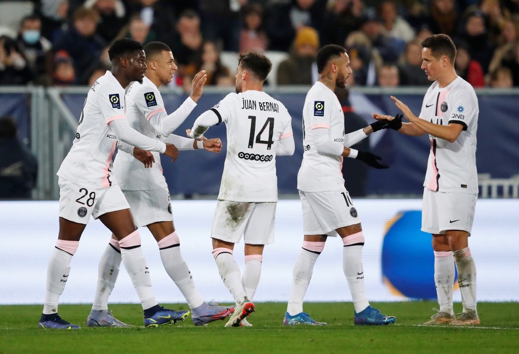 Fotbalisté PSG slaví gól proti Bordeaux