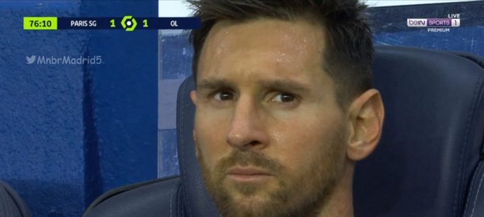 Argentinský útočník Lionel Messi poté, co ho trenér Mauricio Pochettino v utkání s Lyonem předčasně stáhl z trávníku