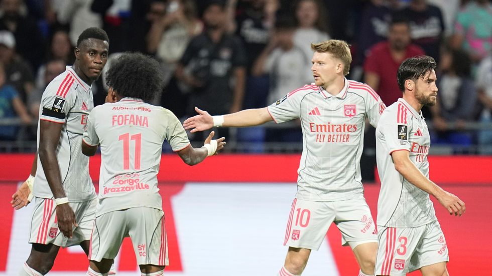 Fotbalisté Lyonu se radují z gólu, na kterém měl podíl Pavel Šulc (druhý zprava)