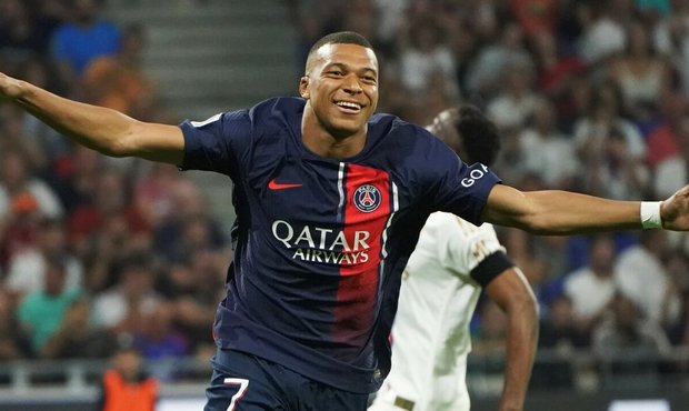 PSG za poločas zničilo Lyon čtyřmi góly. Dvakrát se prosadil Mbappé