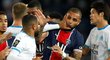 V závěru duelu PSG s Marseille se rozjela strkanice, která skončila třemi vyloučenými hráči domácích a dvěma hostů