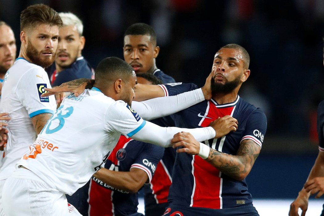 V závěru duelu PSG s Marseille se rozjela strkanice, která skončila třemi vyloučenými hráči domácích a dvěma hostů