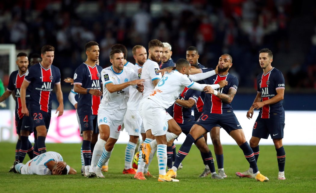 V závěru duelu PSG s Marseille se rozjela strkanice, která skončila třemi vyloučenými hráči domácích a dvěma hostů