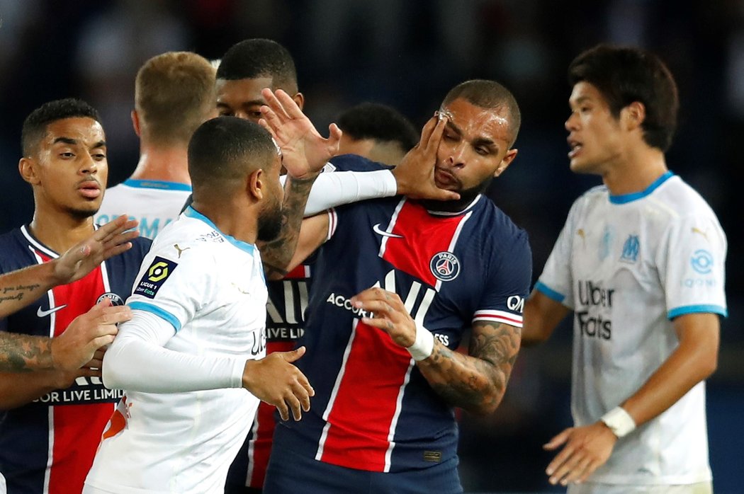 V závěru duelu PSG s Marseille se rozjela strkanice, která skončila třemi vyloučenými hráči domácích a dvěma hostů