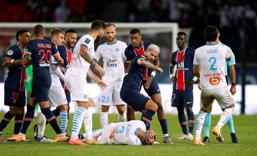 V závěru duelu PSG s Marseille se rozjela strkanice, která skončila třemi vyloučenými hráči domácích a dvěma hostů