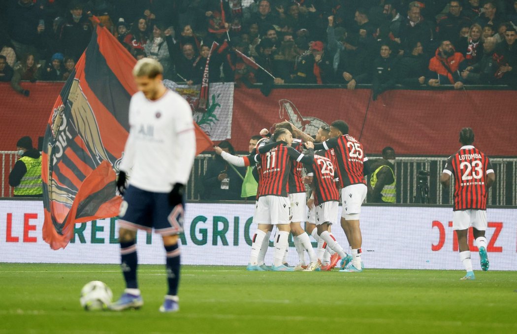 Fotbalisté Nice slaví výhru nad PSG