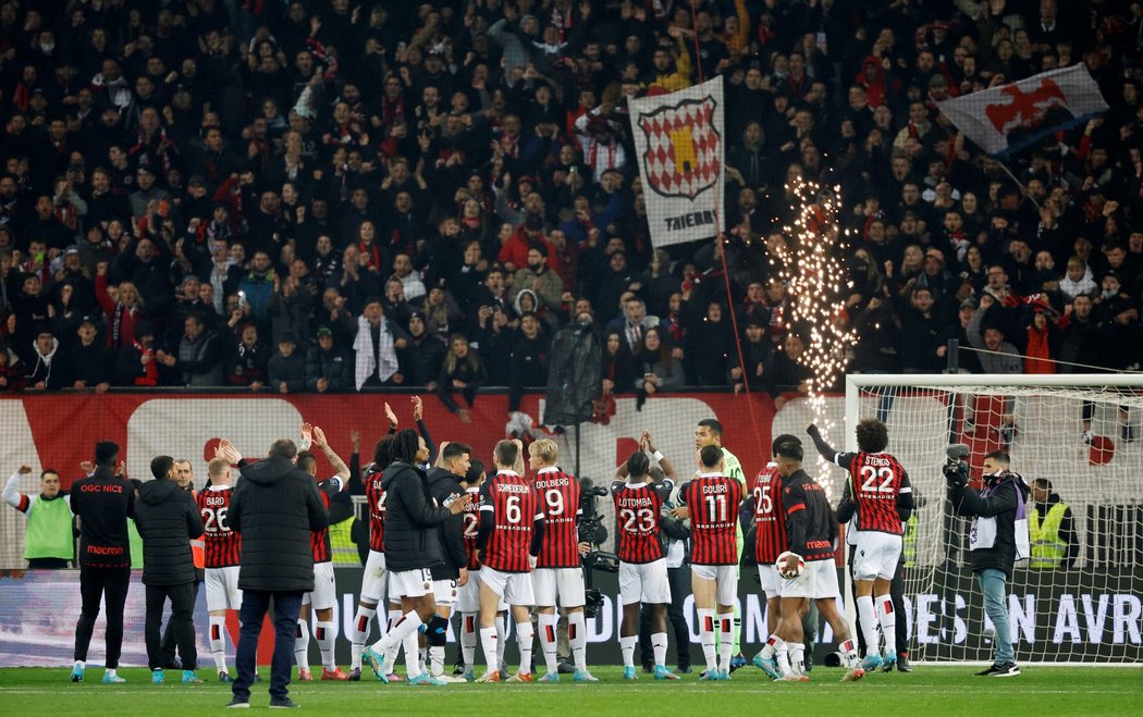 Fotbalisté Nice slaví výhru nad PSG