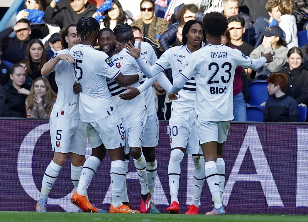 Hráči Rennes se radují z gólu proti PSG