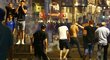 Policisté proti davu asi dvou set anglických útočníků použili slzný plyn
