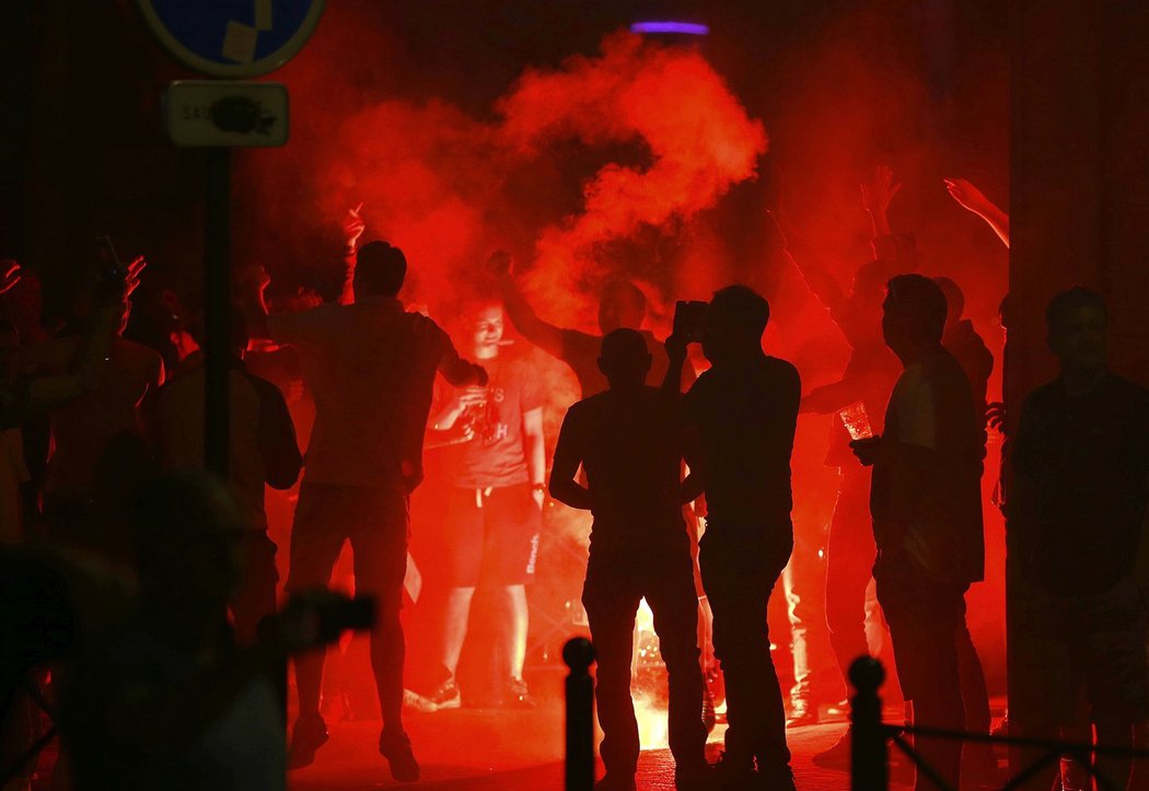 Jak mají ve zvyku, fanoušci Anglie použili při nočních nepokojích v Lille i pyrotechniku