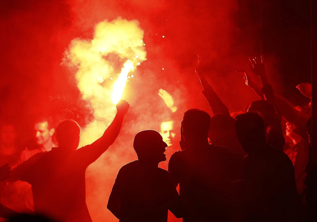 Francouzská policie dnes v noci v Lille na severu země zadržela 36 lidí při střetech s opilými anglickými fanoušky.