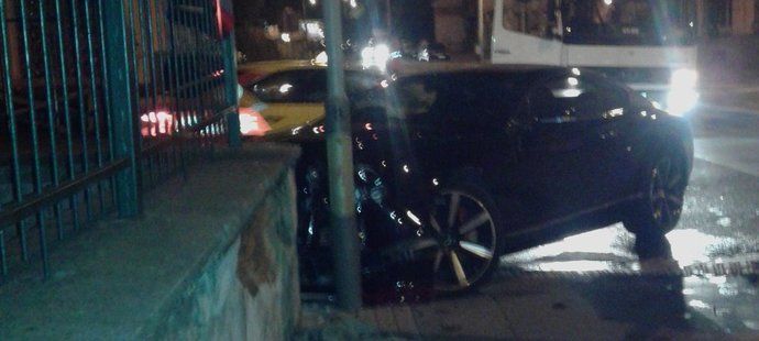 Nabourané luxusní vozidlo Bentley, které v opilosti řídil plzeňský obránce David Limberský 