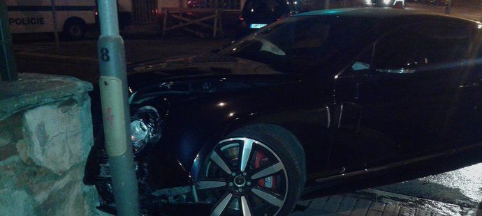 Nabourané luxusní vozidlo Bentley, které v opilosti řídil plzeňský obránce David Limberský
