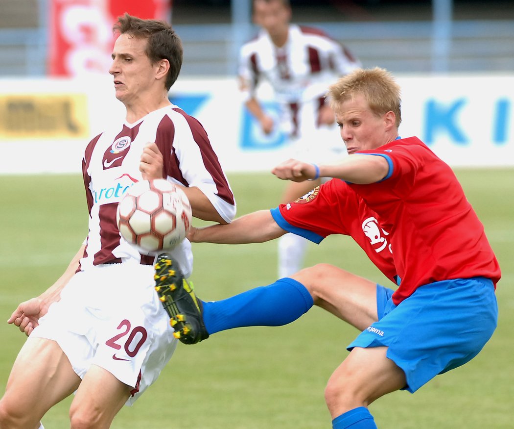 David Limberský v souboji o balon se Zdeňkem Pospěchem v utkání proti Spartě v sezoně 2005/06