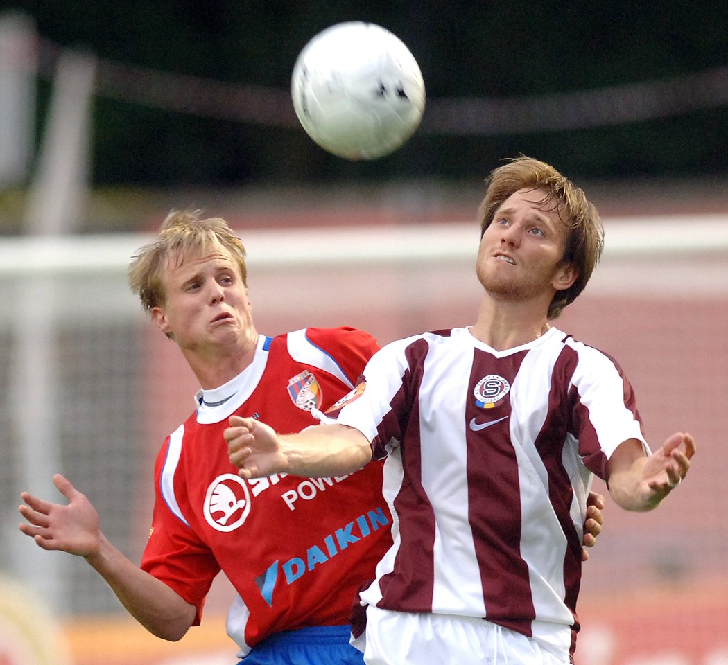 Limberský v zápase se Spartou v sezoně 2006/07, snaží se bránit útočníka Tomáše Juna