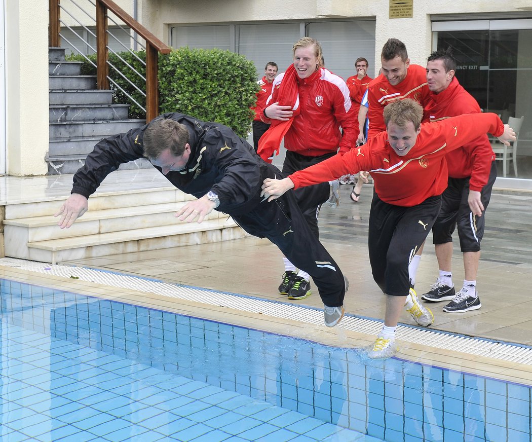 Zlaté plzeňské časy a sezona 2011/2012 - na soustředění na Kypru skáčou do bazénu trenér Pavel Vrba a obránce David Limberský