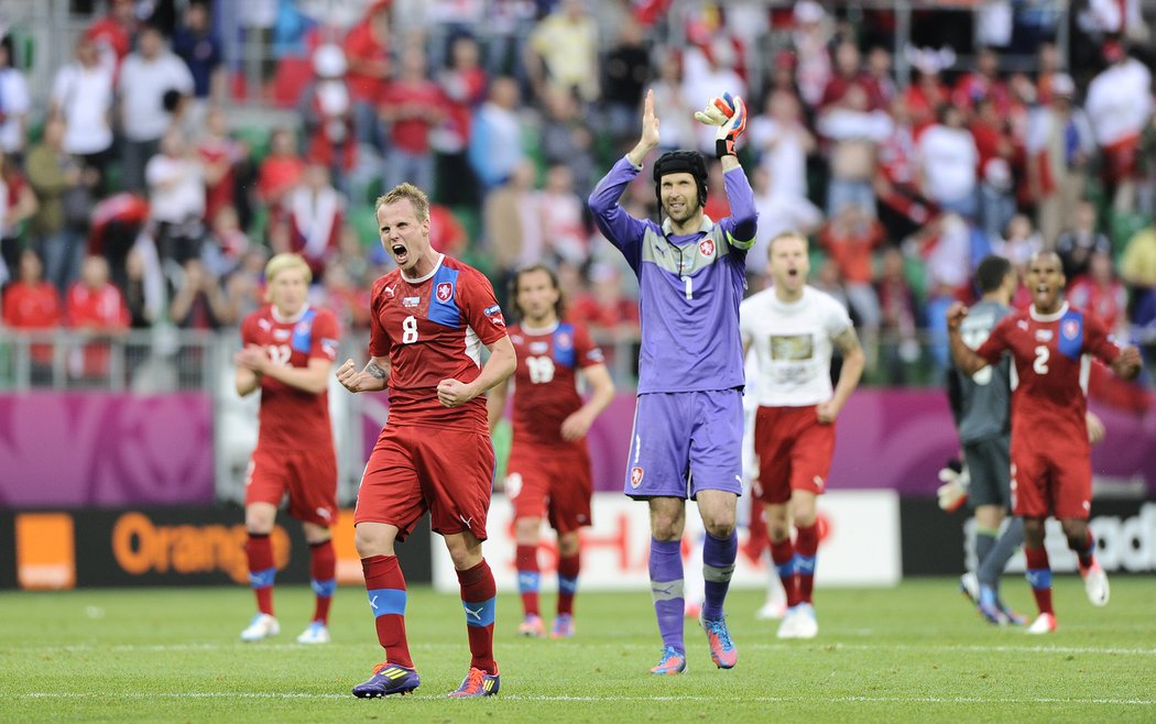 2012. Čeští fotbalisté na EURO 2012 po výhře nad Řeckem. Fanouškům děkuje i obránce David Limberský