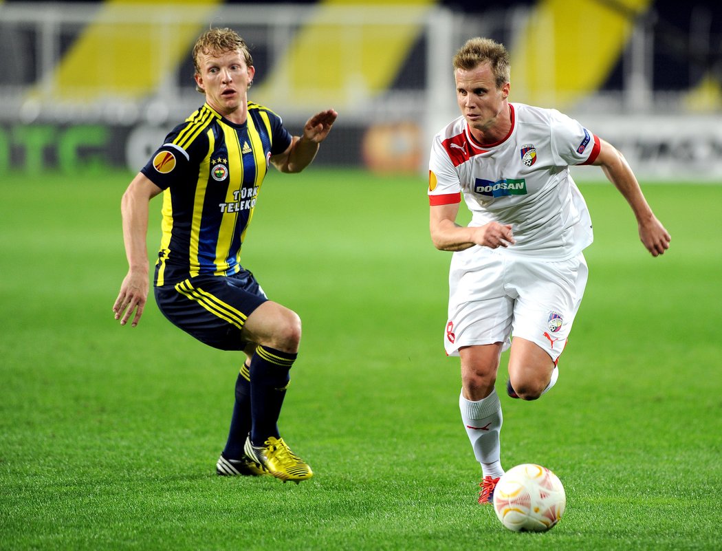 Duel vyřazovací fáze Evropské ligy na jaře 2013 - plzeňský obránce David Limberský v zápase proti Fenerbahce Istanbul, které se hrálo bez diváků