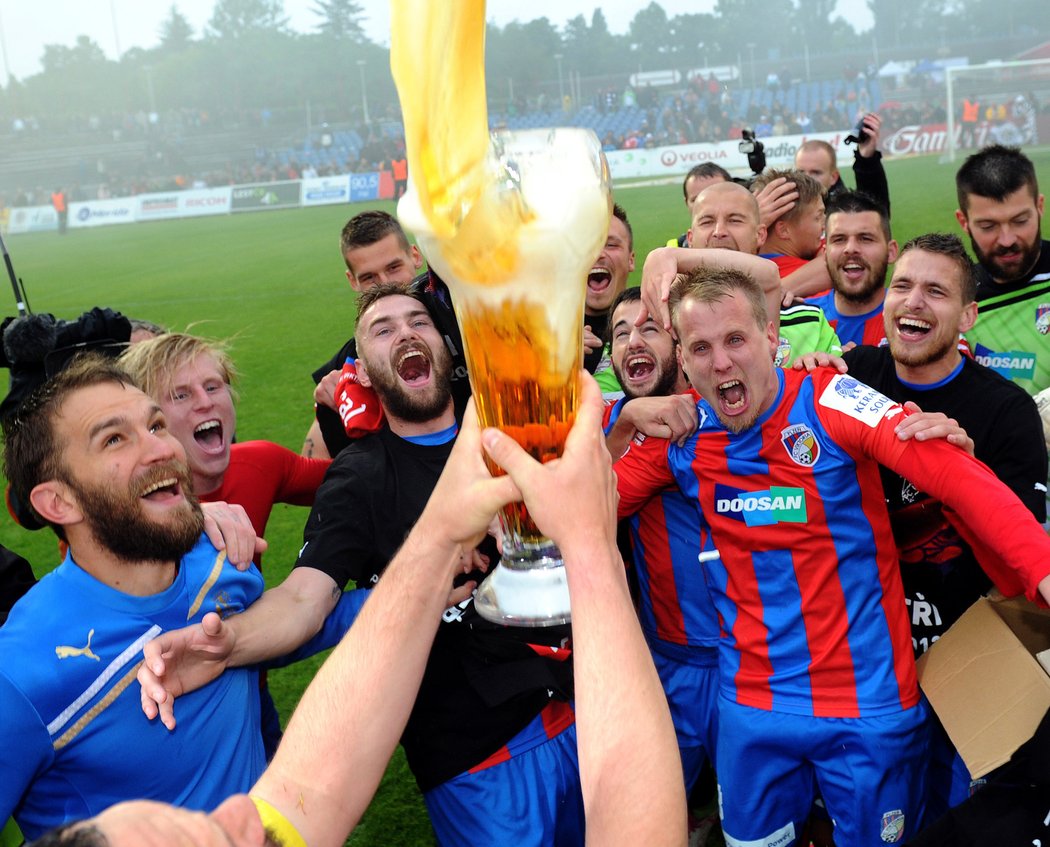 V sezoně 2012/2013 Plzeň slavila titul po výhře v Hradci Králové, fotograf Sportu Pavel Mazáč zachytil i euforii Davida Limberského