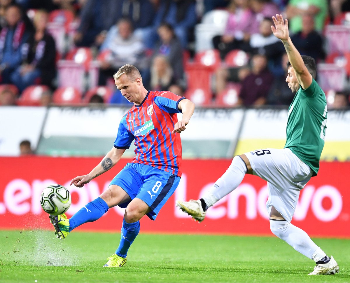 David Limberský centruje na bránu v utkání s Jabloncem v aktuální ligové sezoně 2019/20