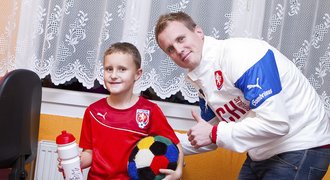 Čeští reprezentanti rozdávali dárky začínajícím fotbalistům