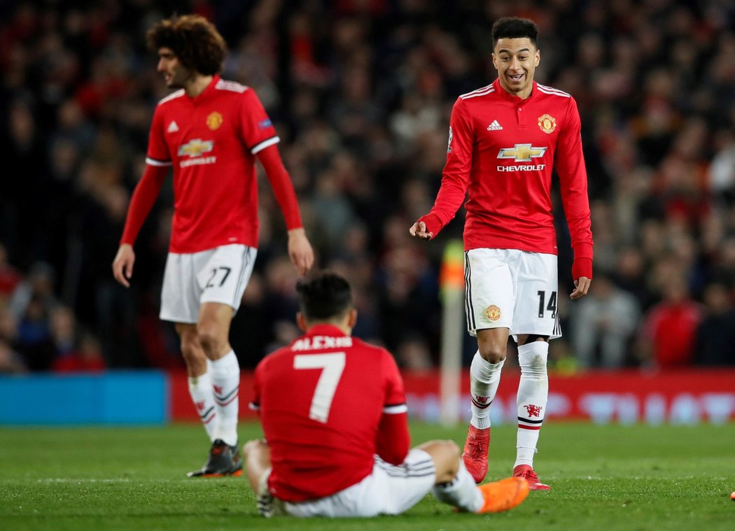 Jesse Lingard z Manchesteru United gestikuluje směrem Alexisovi Sanchézovi