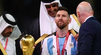 Messi dostal nabídku za plášť, v němž převzal trofej. Zájemce slíbil miliony