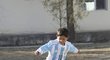 Messiho fanoušek také hraje fotbal