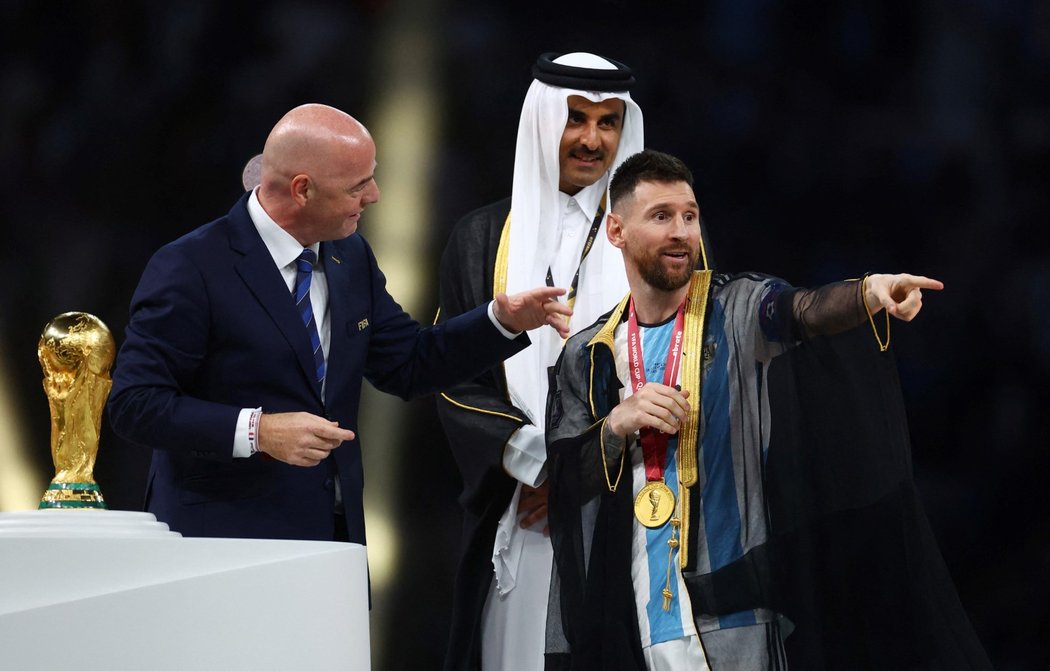 Lionel Messi přebíral trofej v průhledném plášti