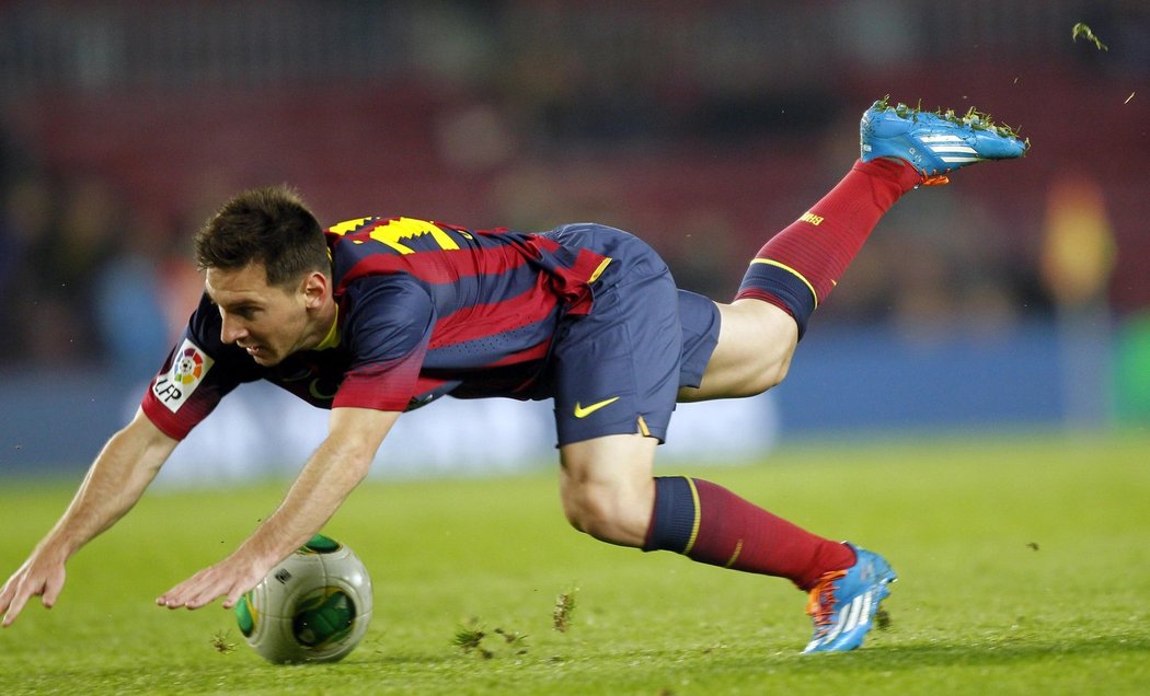 Lionel Messi padá po zákroku obránce Getafe v pohárovém utkání