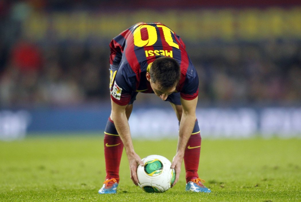 Lionel Messi si staví míč pro rozehrání standartní situace v pohárovém utkání proti Getafe