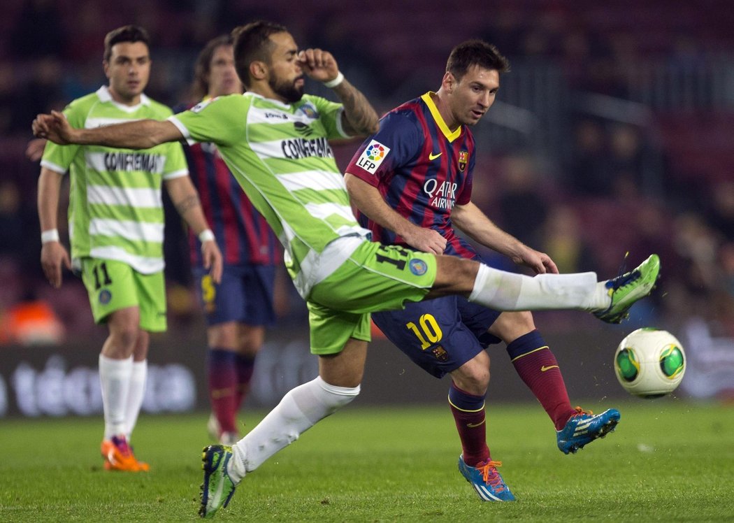 Lionel Messi unniká obráncům Getafe v pohárovém utkání. Barcelona zvítězila 4:0