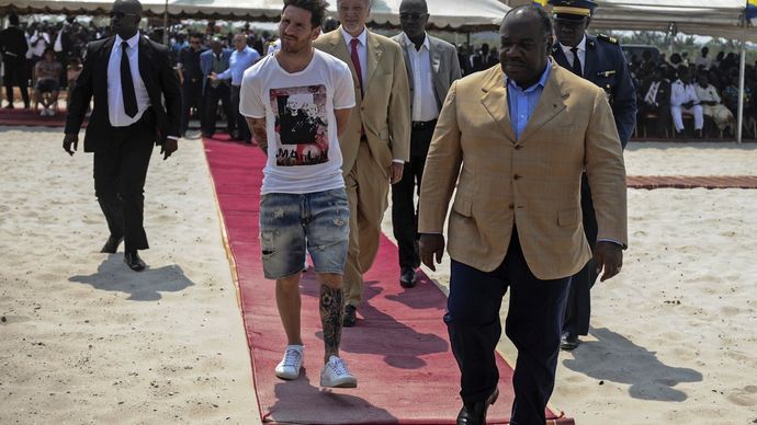 Lionel Messi s prezidentem Gabonu Ali Bongo Ondimbou při slavnostním ceremoniálu