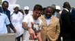 Lionel Messi zdí základní zeď stadionu v Gabonu... Na internetu kolují vtípky, že je nejlépe placený zedník na světě