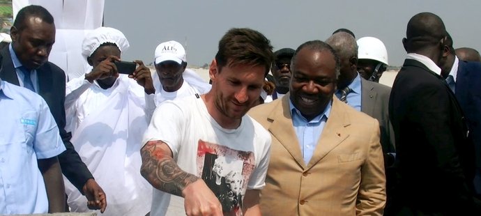 Lionel Messi zdí základní zeď stadionu v Gabonu... Na internetu kolují vtípky, že je nejlépe placený zedník na světě