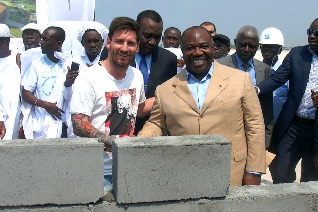 Lionel Messi si potřásá rukou s prezidentem Gabonu Ali Bongo Ondimbou