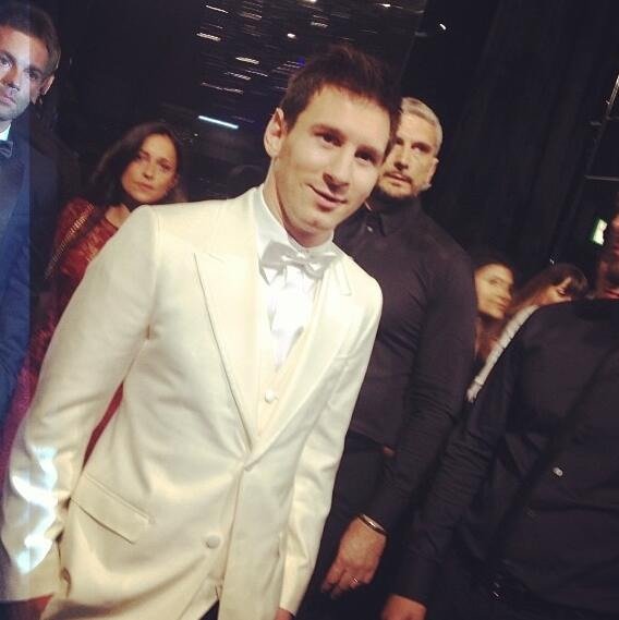 Lionel Messi oslnil parádním bílým oblekem