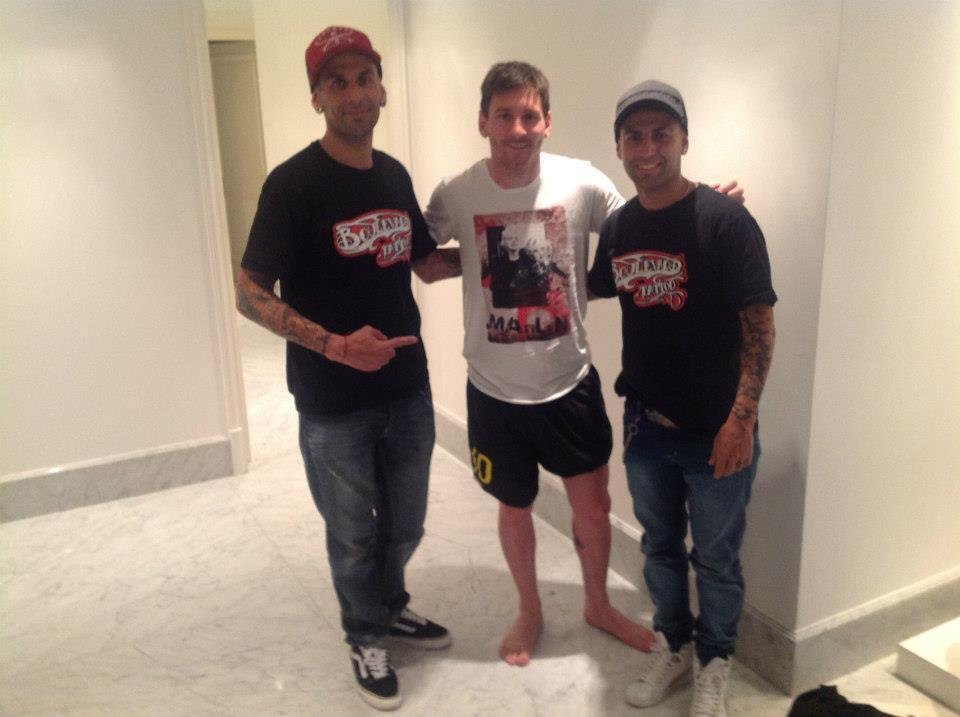 Lionel Messi se nechal v Argentině tetovat - lýtko jeho levé nohy teď zdobí ručičky jeho syna Thiaga