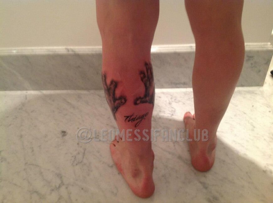 Dojemné tetování Lionela Messiho - ručičky jeho syna Thiaga teď objímají jeho božskou levačku