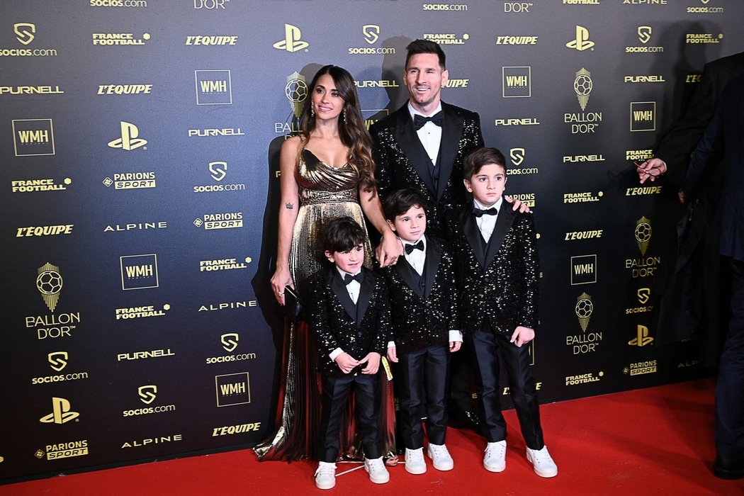 Útočník PSG Lionel Messi s rodinou na vyhlášení Zlatého míče.