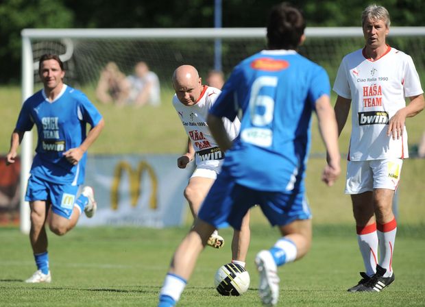 Ivan Hašek (uprostřed) a Ján Kocián v dresu "Háša Teamu", vlevo Vladimír Šmicer Ivan Hašek (uprostřed) a Ján Kocián v dresu "Háša Teamu", vlevo Vladimír Šmicer