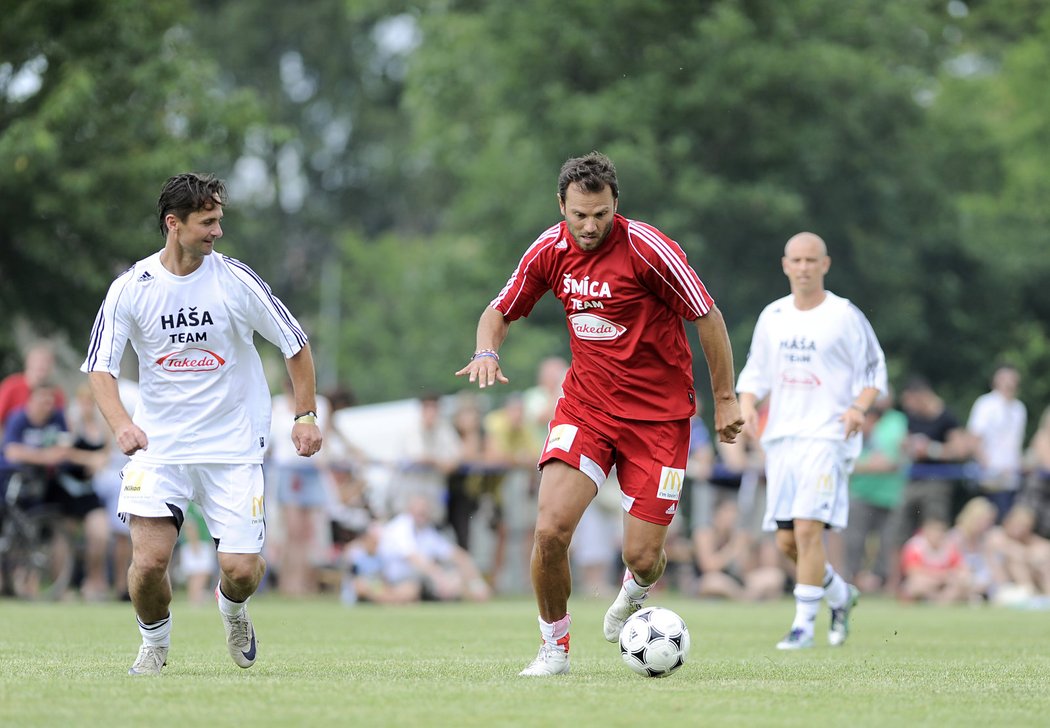 Na fotbalových narozeninách v Lipencích si proti sobě zahráli i Patrik Berger (vpravo) a Jiří Novotný