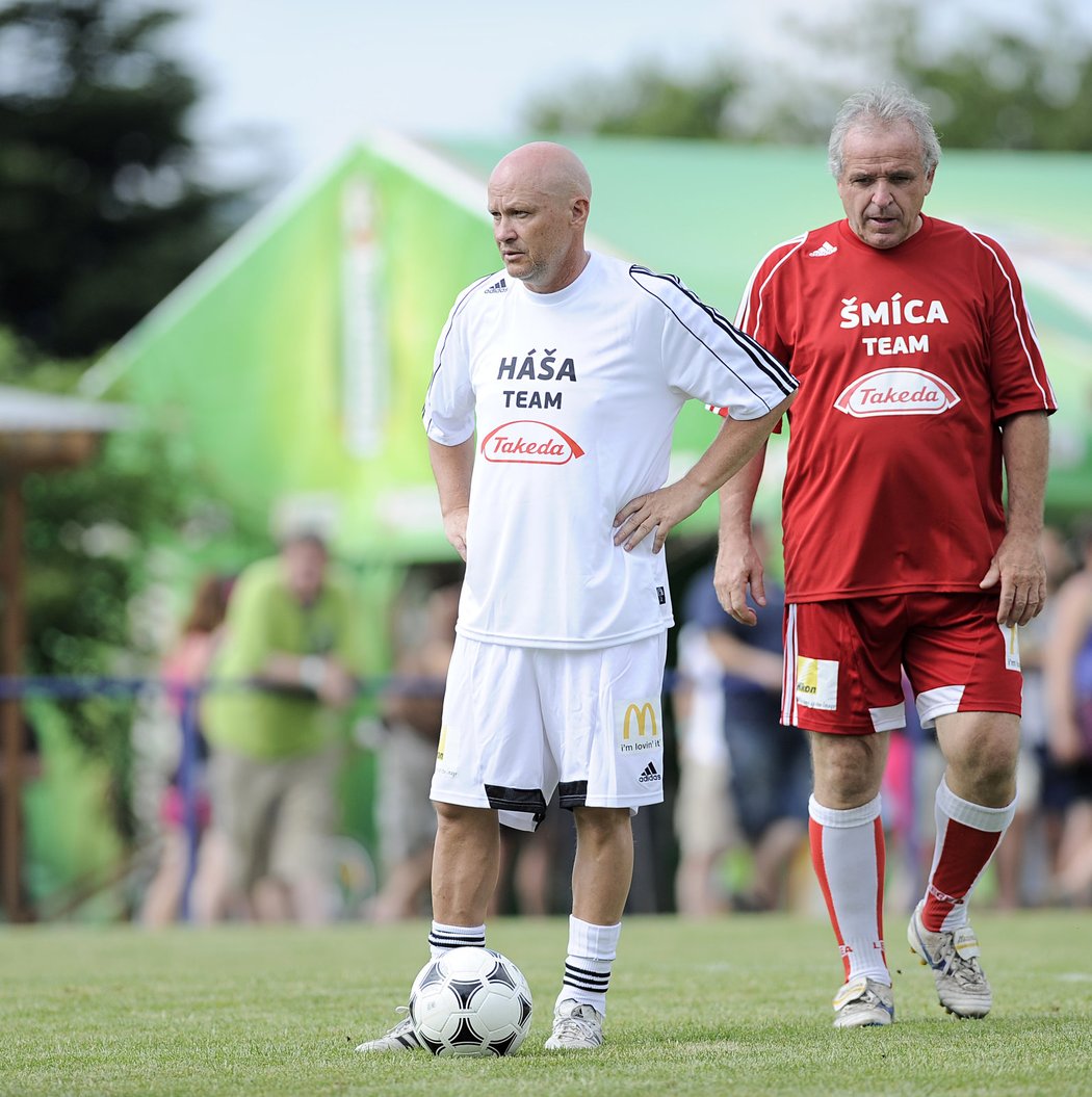 Jednou z hlavních postav fotbalových narozenin v Lipencích byl bývalý šéf FAČR Ivan Hašek. Za ním kráčí bývalý reprezentant Ladislav Vízek