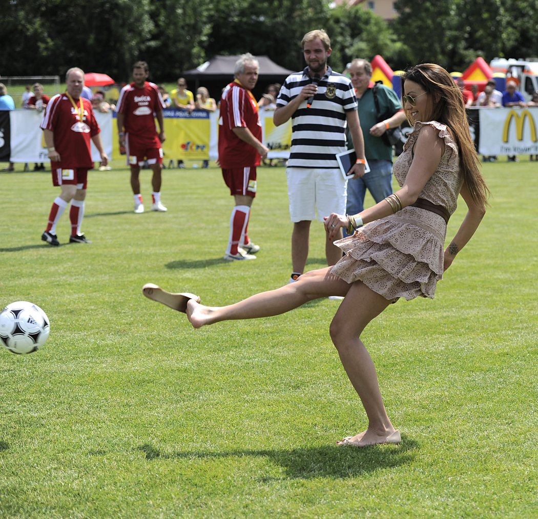 Na fotbalových narozeninách v Lipencích ukázala své fotbalové umění i modelka Agáta Prachařová