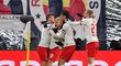 Patrik Schick oslavuje se svými spoluhráči z Lipska gól Emila Forsberga v Lize mistrů proti Benfice Lisabon