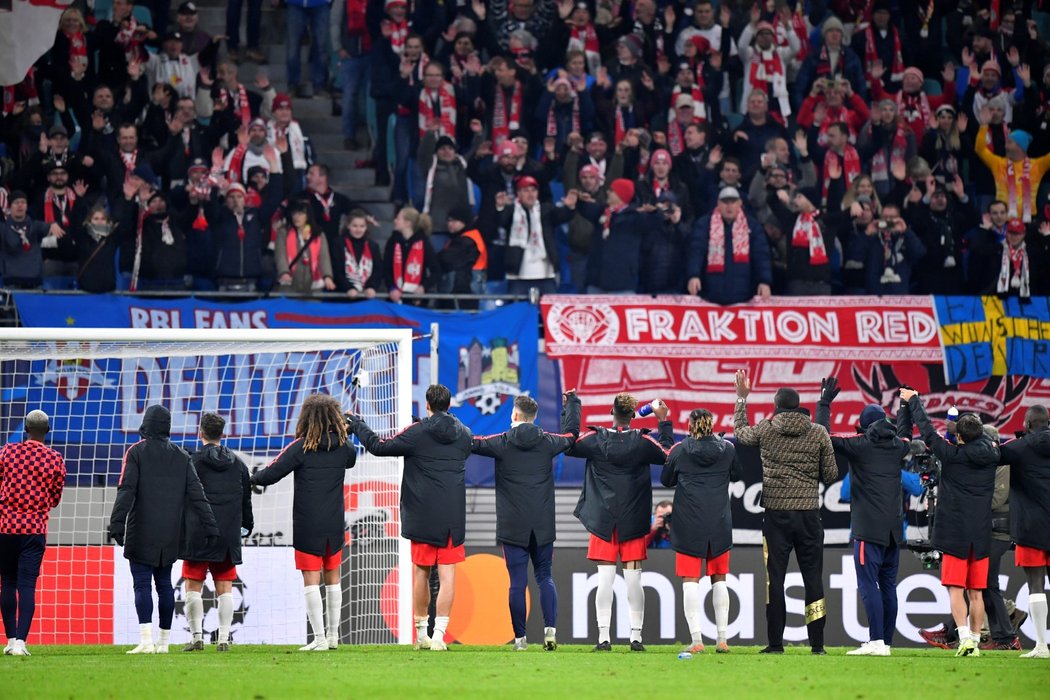 Fotbalisté Lipska oslavují se svými fanoušky postup do jarní fáze Ligy mistrů