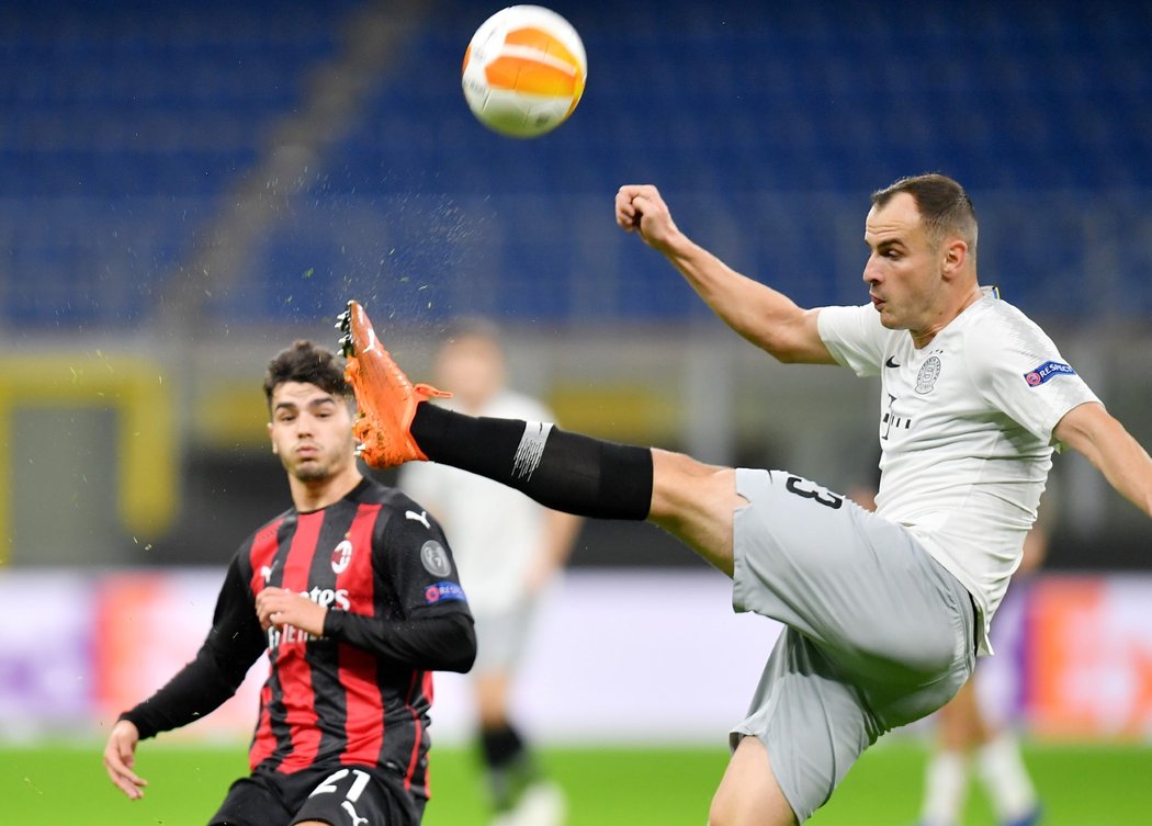David Lischka odkopává míč v utkání Evropské ligy na AC Milán