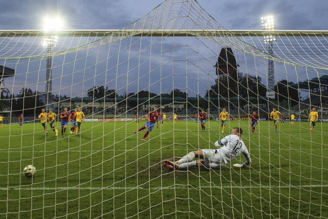 Ondřej Šašinka proměňuje penaltu